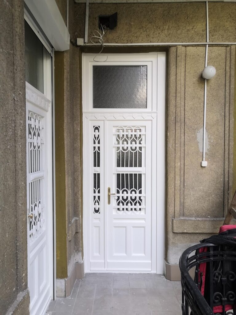 belvárosi polgári lakás bejárati ajtó
