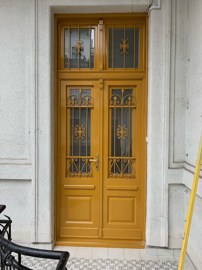 belvárosi polgári lakás bejárati ajtó