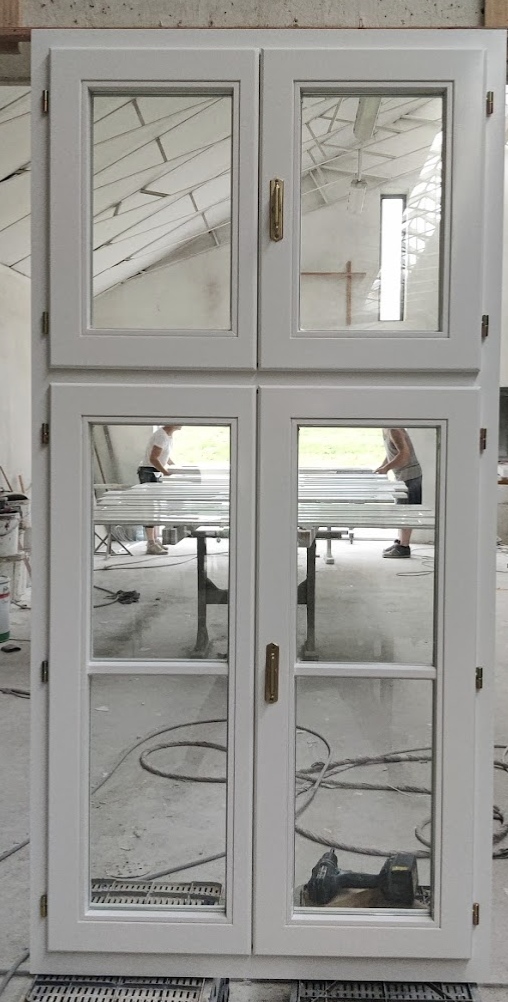 Budapesti műemléki társasház fehér kétszárnyas ablak