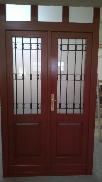 Kétszárnyas barna bejárati ajtó