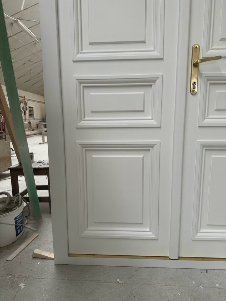 Fehér tömör fa bejárati ajtó