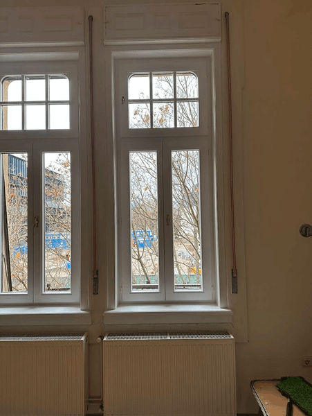 Beépített, osztott fa ablakok egy budapesti polgári lakásban