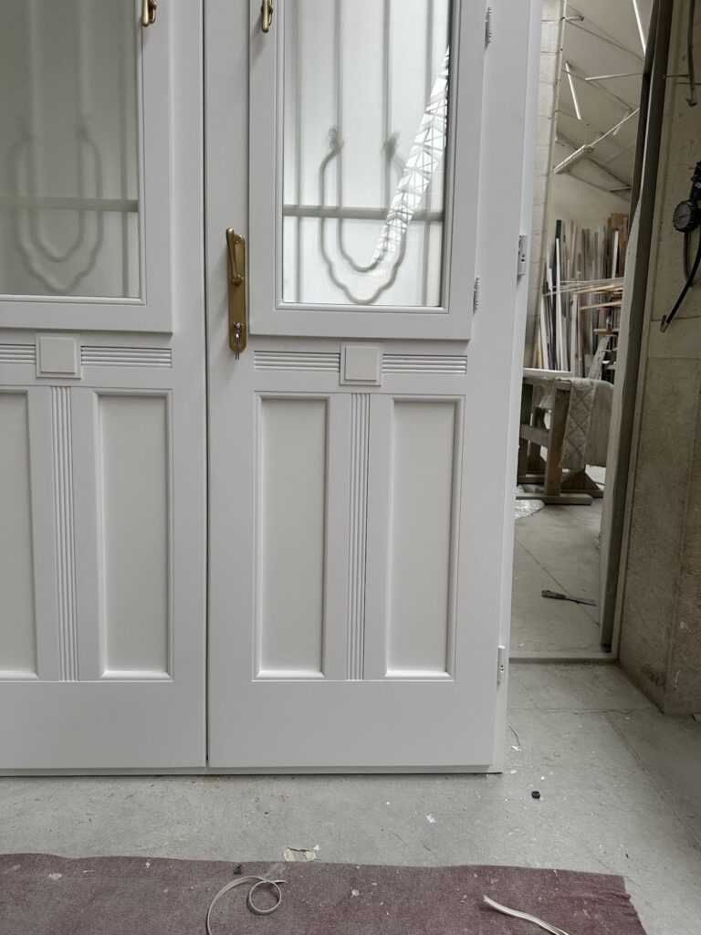 bézs bejárati ajtó