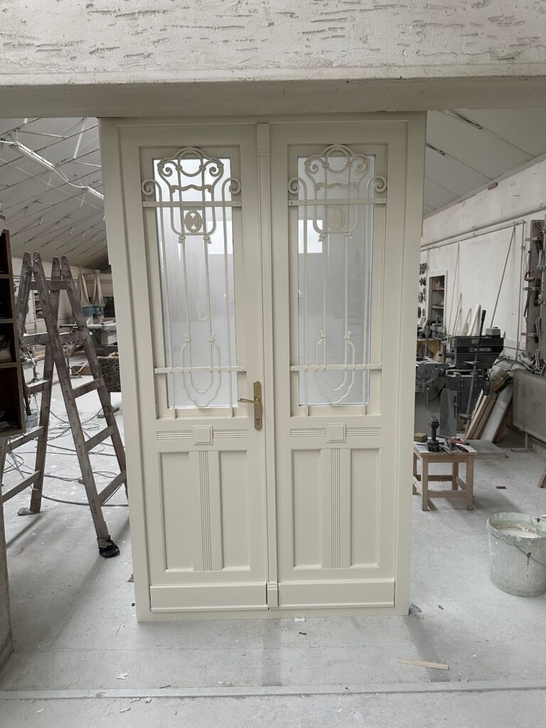 műemléki társasház bejárati ajtó