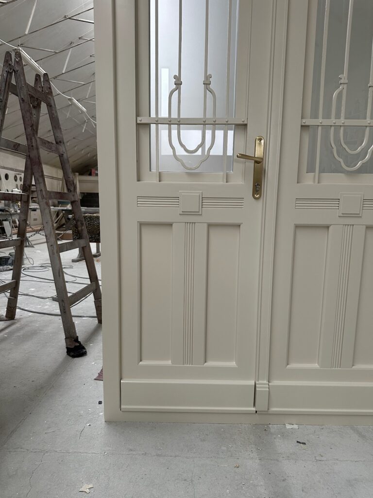 egyedi bejárati ajtó