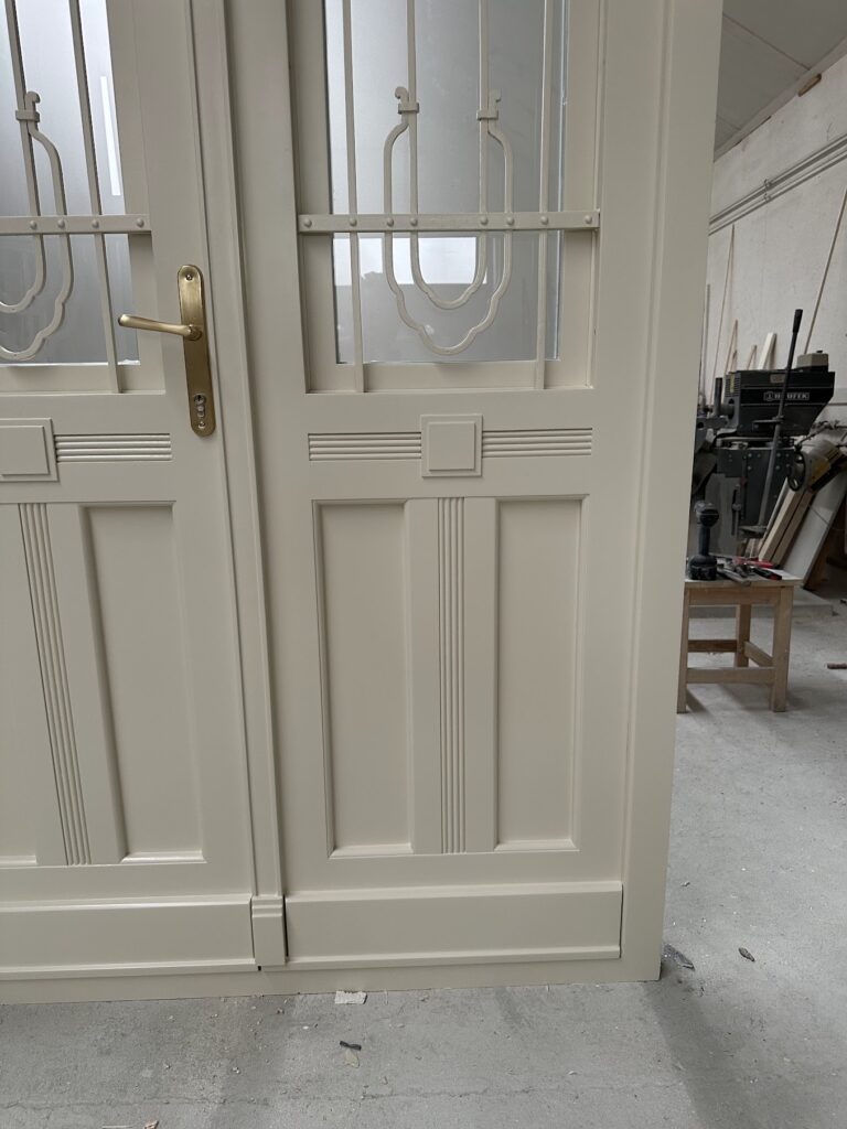 egyedi kétszárnyas ajtó