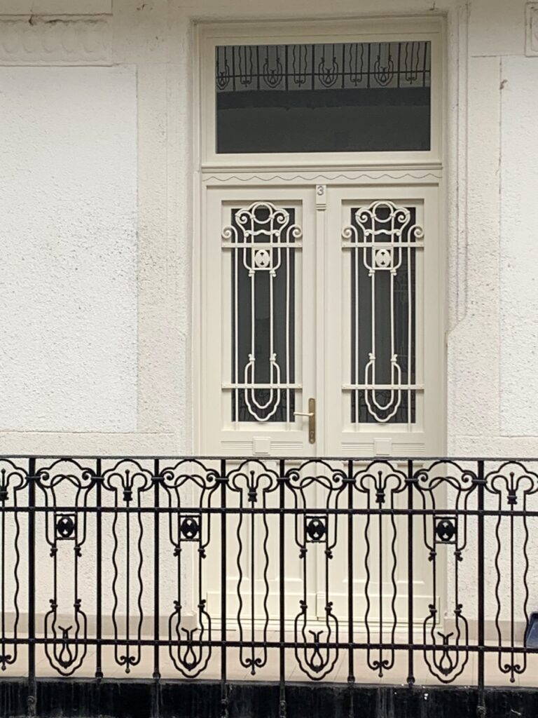 egyedi kétszárnyas bejárati ajtó